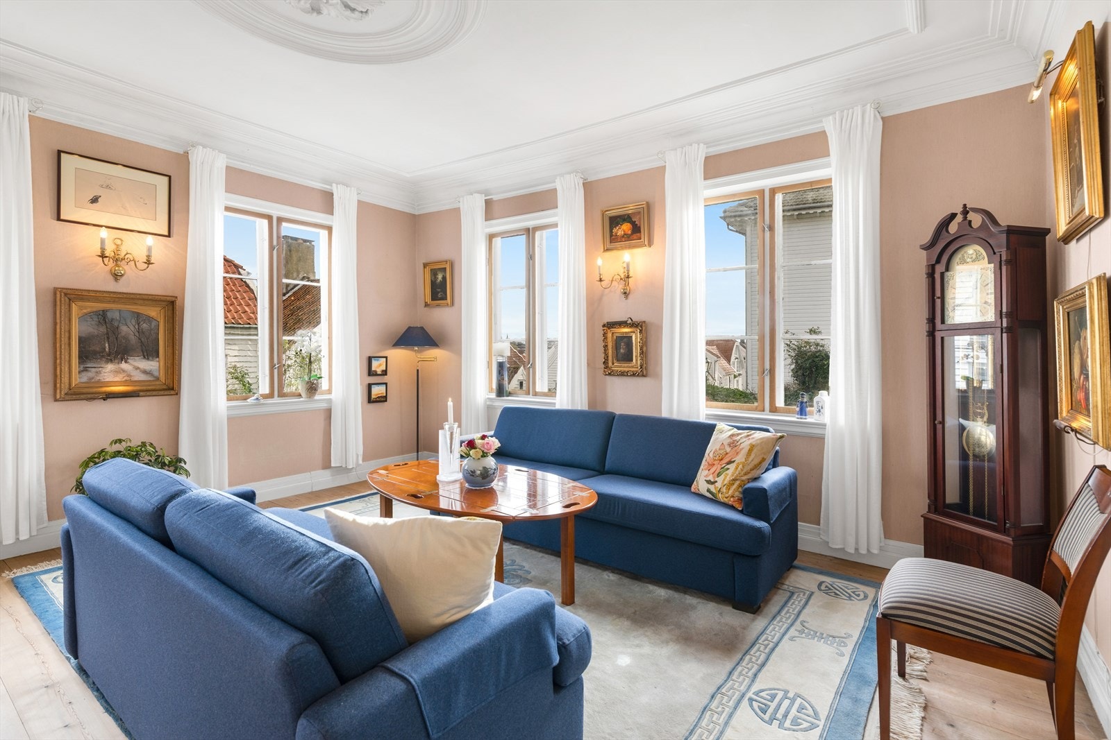 Stue med store vindusflater Galleribilde