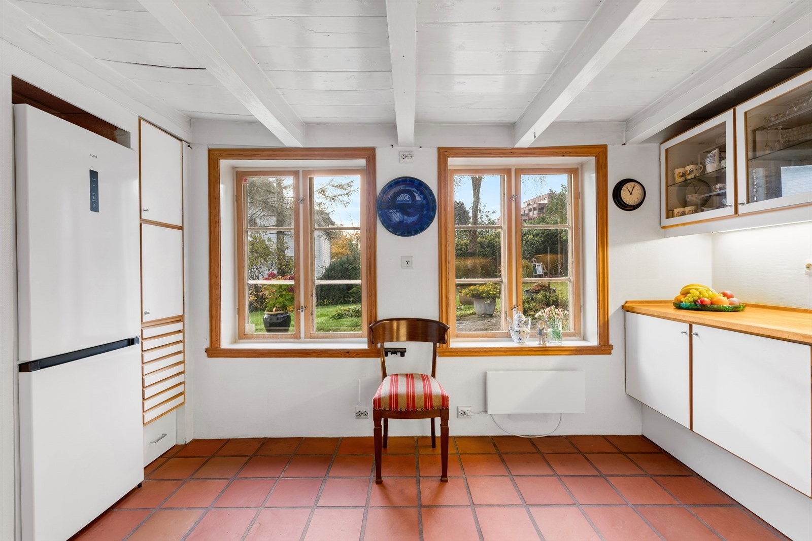 Store vinduer gir godt lysinnslipp og utsikt til hagen Galleribilde