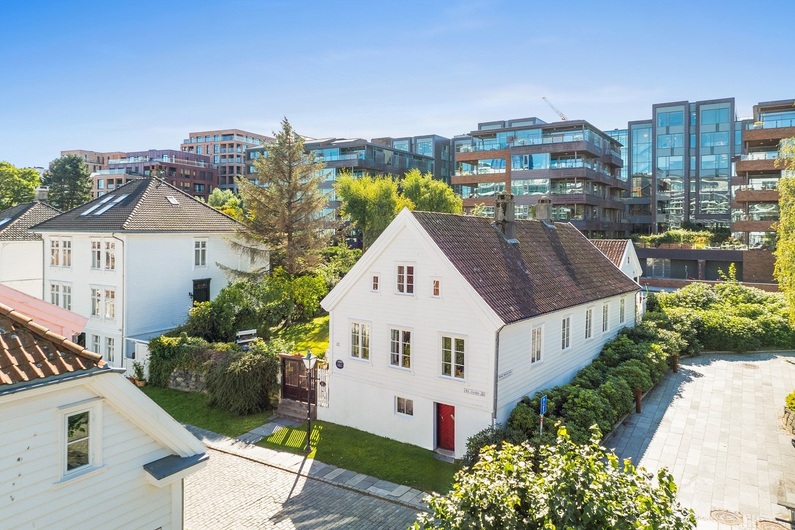 Hagen er omkranset av frodig vegetasjon. Galleribilde