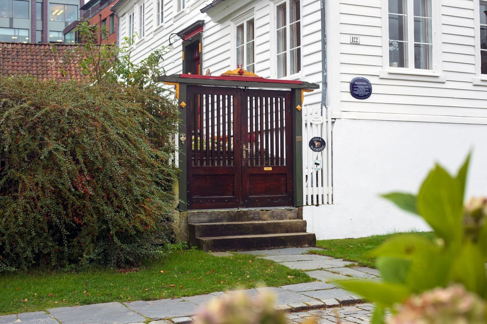 Inngangspartiet har en solid treport og trapp i betong Galleribilde