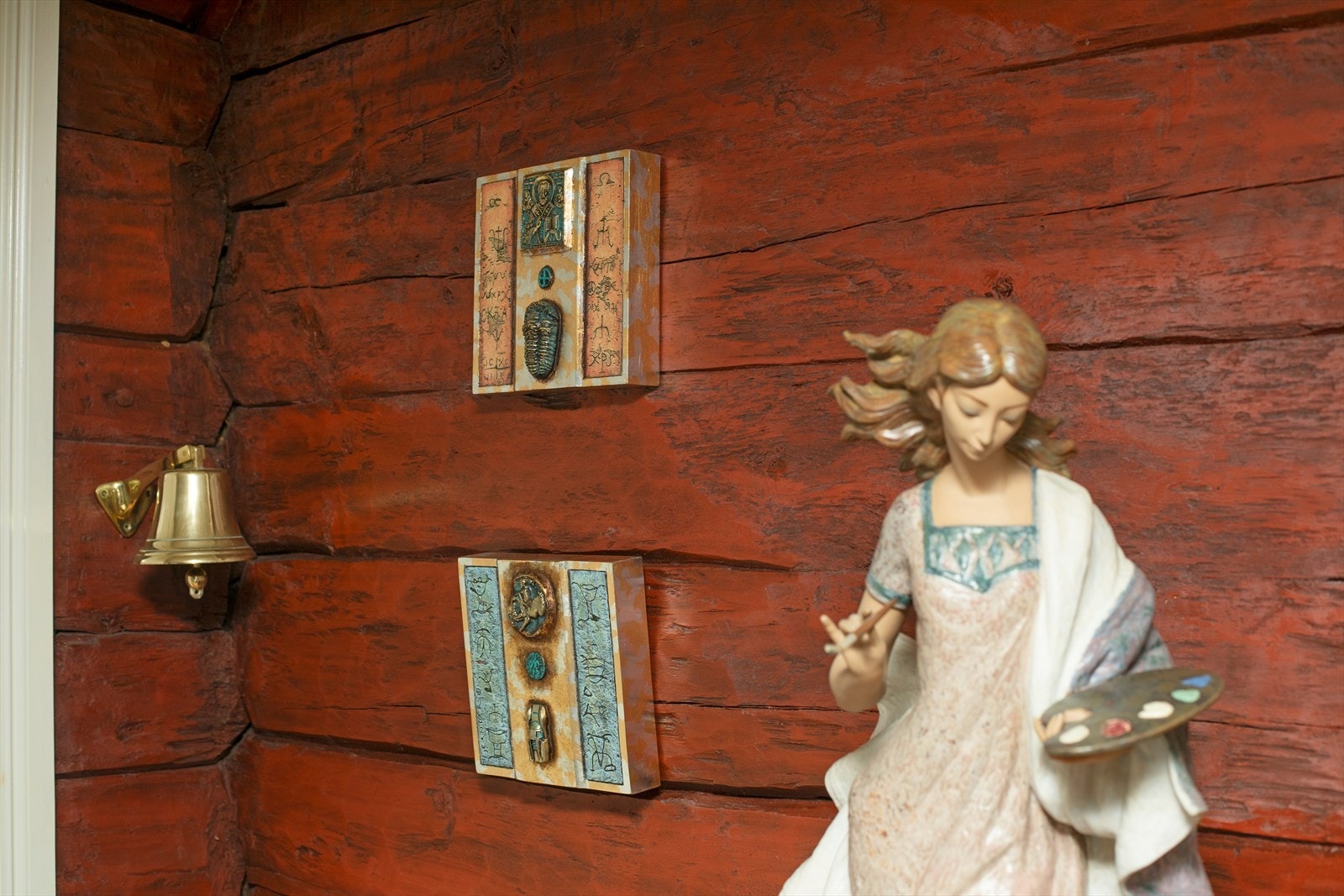 Tømmervegger malt i farge som var typisk i barokktiden Galleribilde