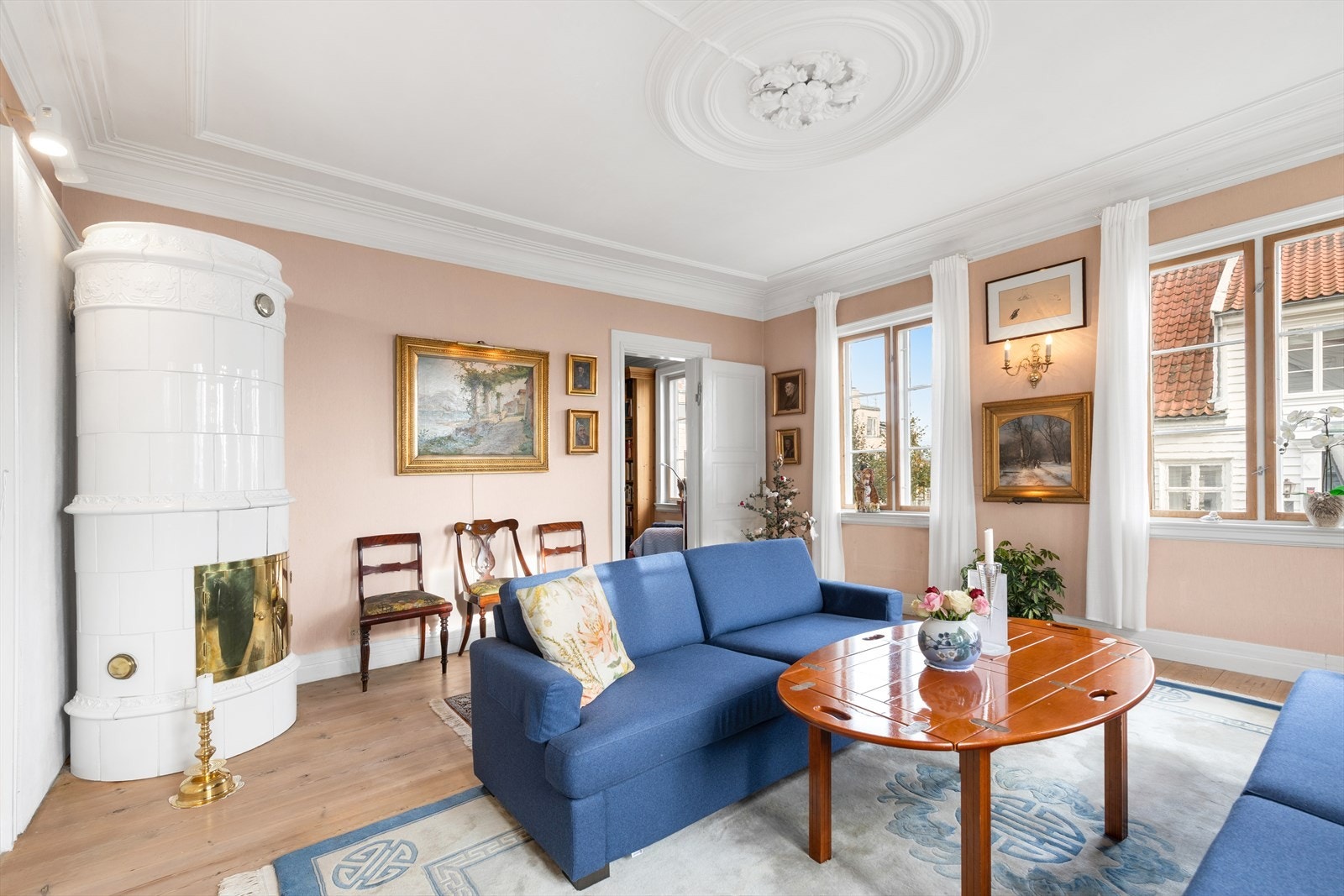 Flotte stukkaturlister i taket og brede lister langs gulvet Galleribilde