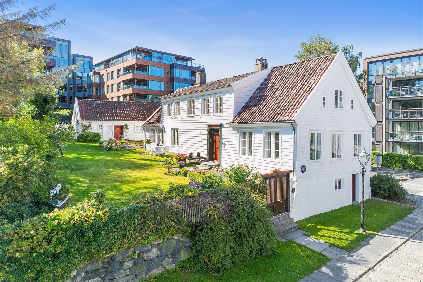 Eiendommen med en stor og frodig hage Galleribilde