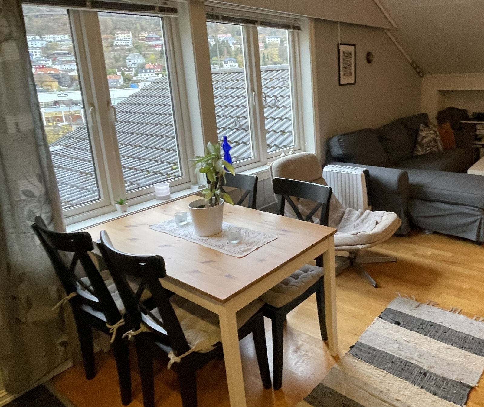 Åpen stue/kjøkken løsning med plass til både spise gruppe og salong. Galleribilde