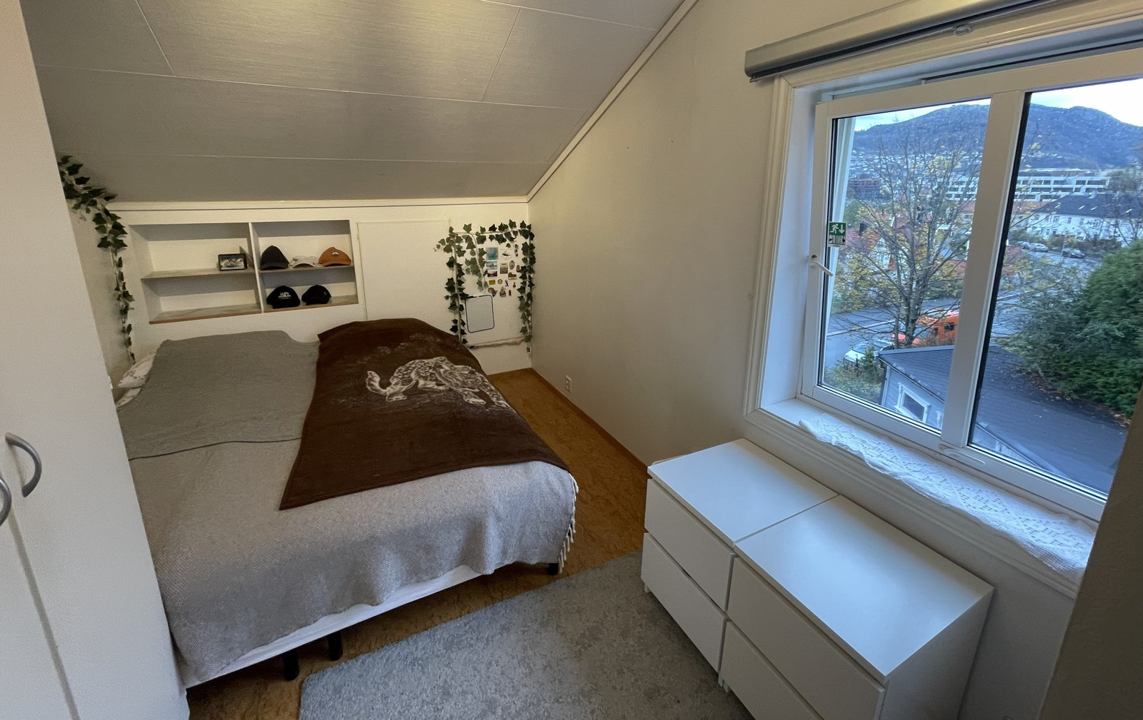 Soverom med stort vindu og fin utsikt Galleribilde