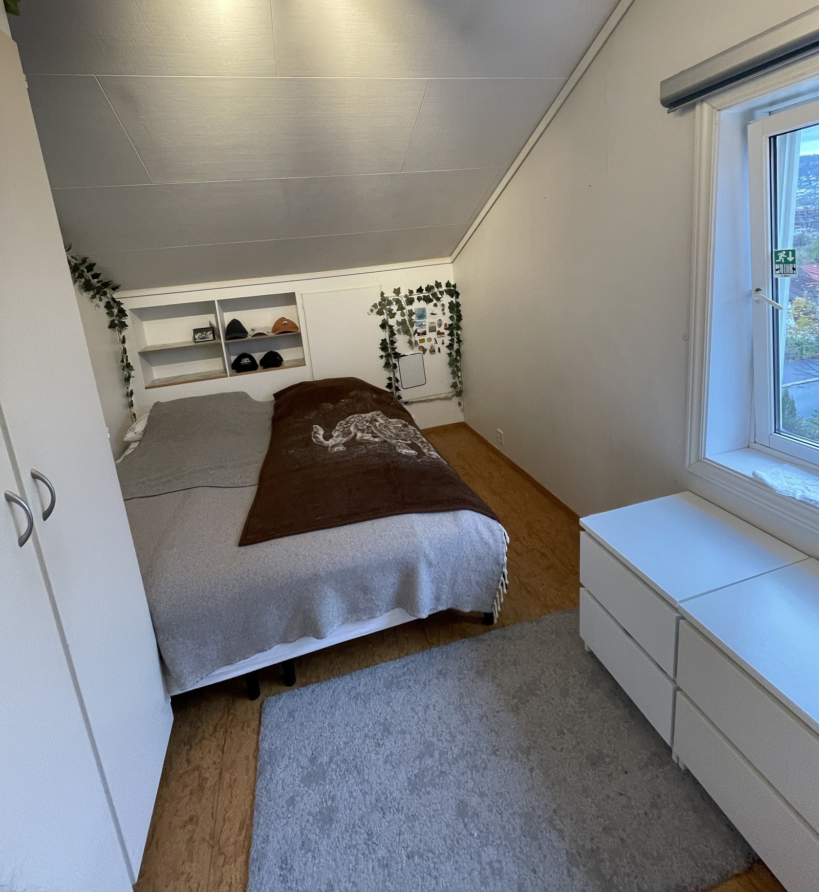 Soverom med to garderober. Plass til dobbeltseng. Galleribilde