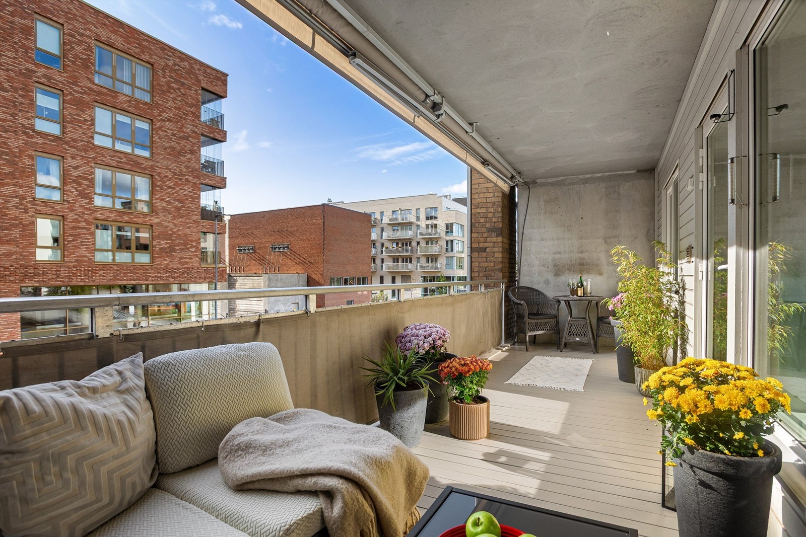 Sydvestvendt og lun balkong på ca. 14 kvm har god plass til sittegruppe og gassgrill Galleribilde