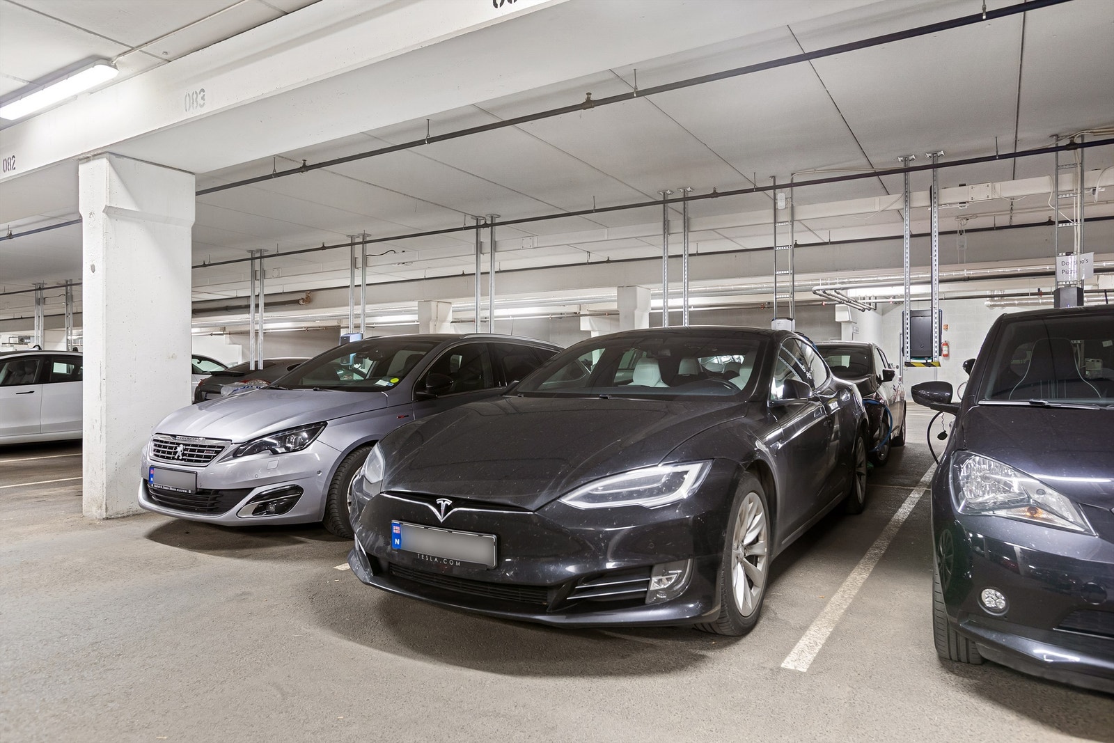 Garasjeplass nr. 84 med elbil-lader Galleribilde