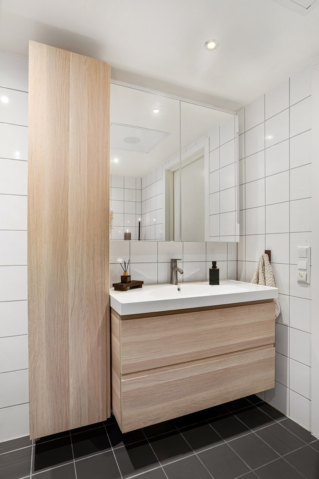 Høyskap, overskap med speil, samt heldekkende servant med skuffer. Galleribilde