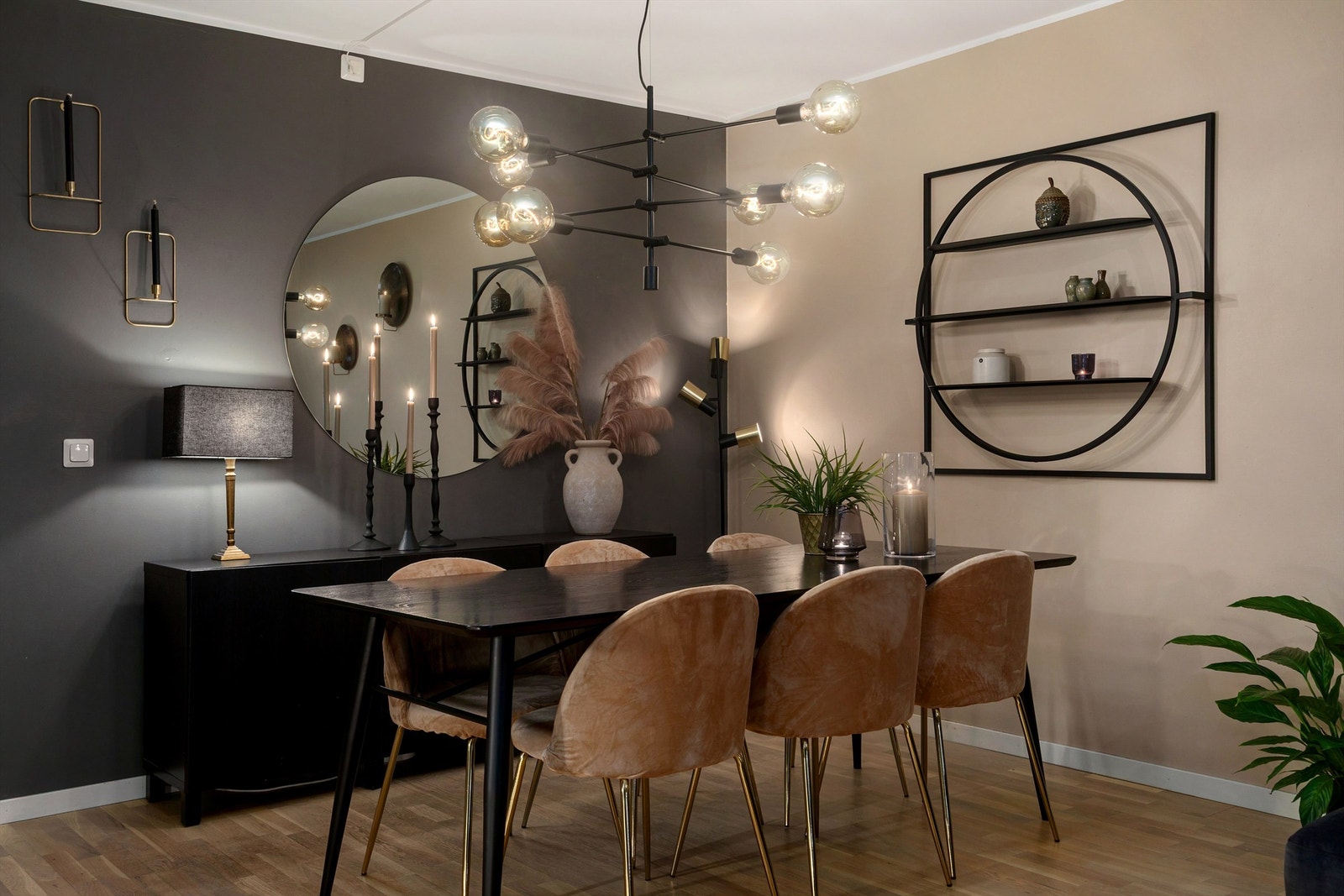 Spisestuebord med plass til åtte, eller enda flere med ileggsplater Galleribilde