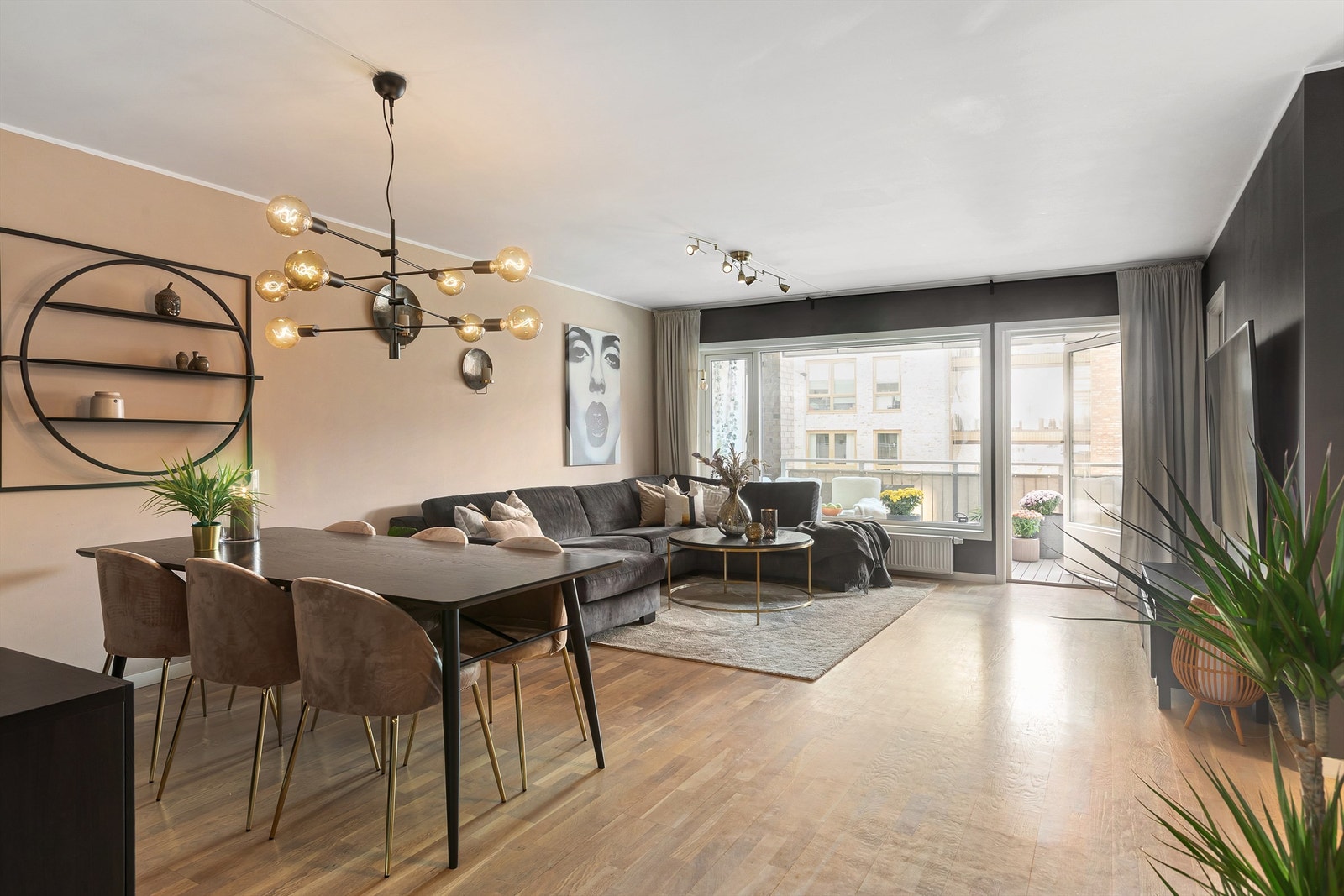 Stue med utgang til balkong - Viken Fiber leverer Altibox Galleribilde