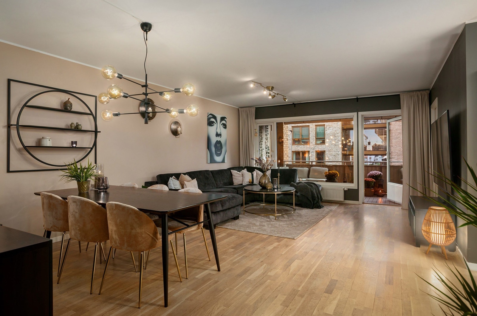 Stor stue med plass til sittegruppe og spisestue-møbler Galleribilde