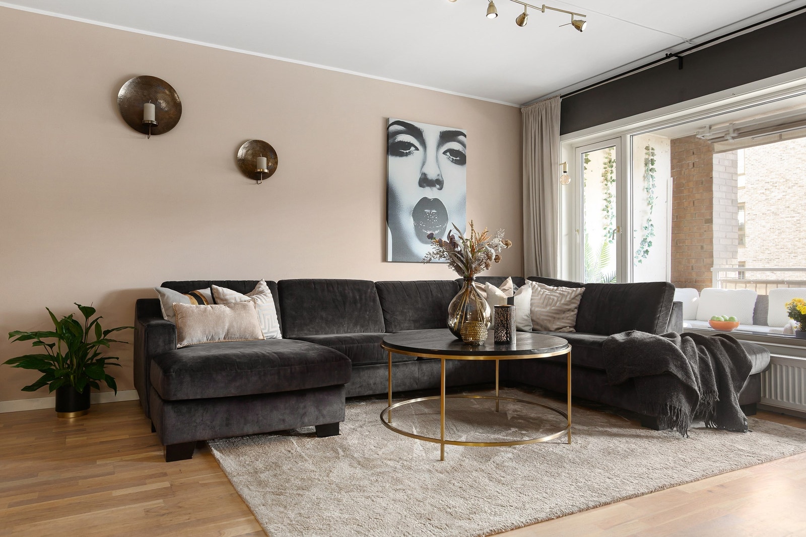 Her har du plass til vinkelsofa med sjeselongdel eller to sofaer Galleribilde