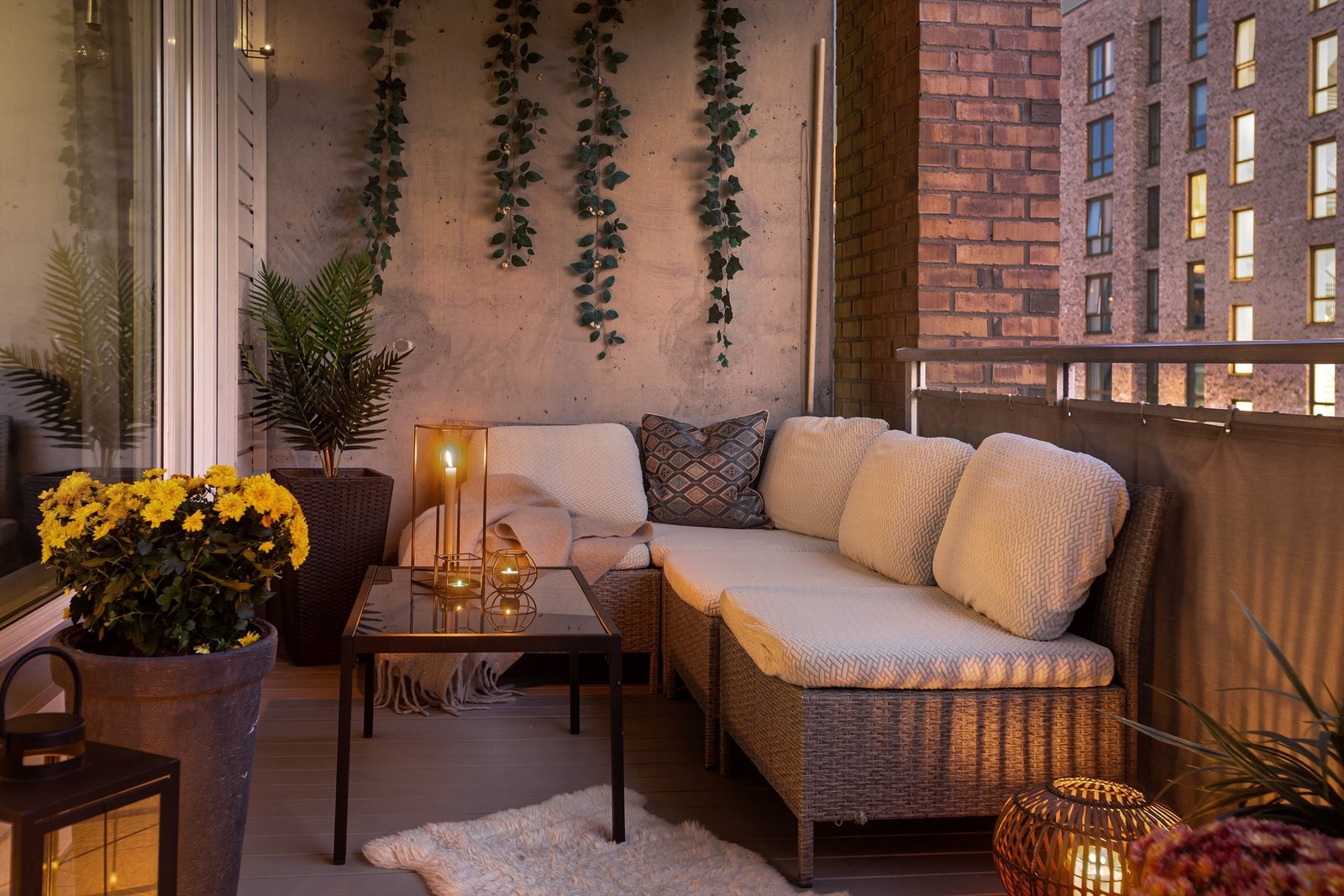 Balkongen er på 14 kvm så her har du plass til sittegruppe, spisebord og gassgrill - fotograf: Eiendomsfoto Galleribilde