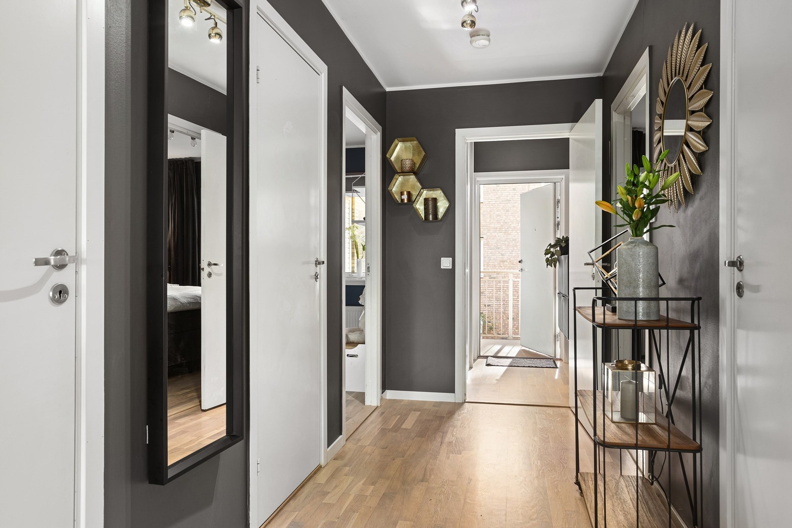 Leiligheten er gjennomgående og slipper inn mye dagslys Galleribilde