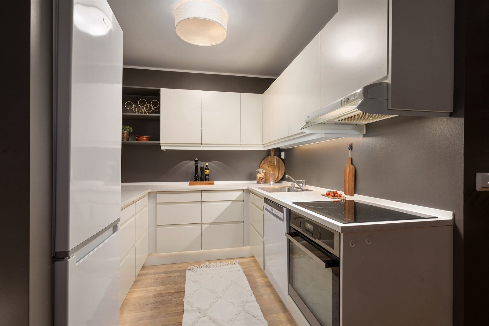 HTH-kjøkken med rikelig skap-og benkeplass Galleribilde