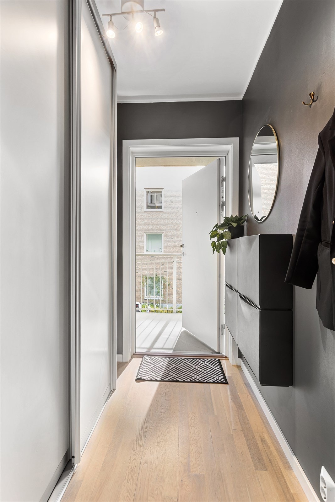 Entreen har skyvedørsgarderobe og skoskap Galleribilde