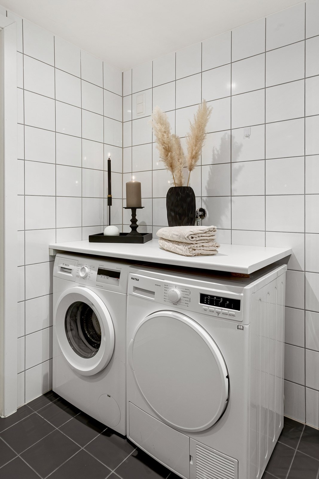 Dusjbad/wc - praktisk plass til vaskemaskin og tørketrommel Galleribilde