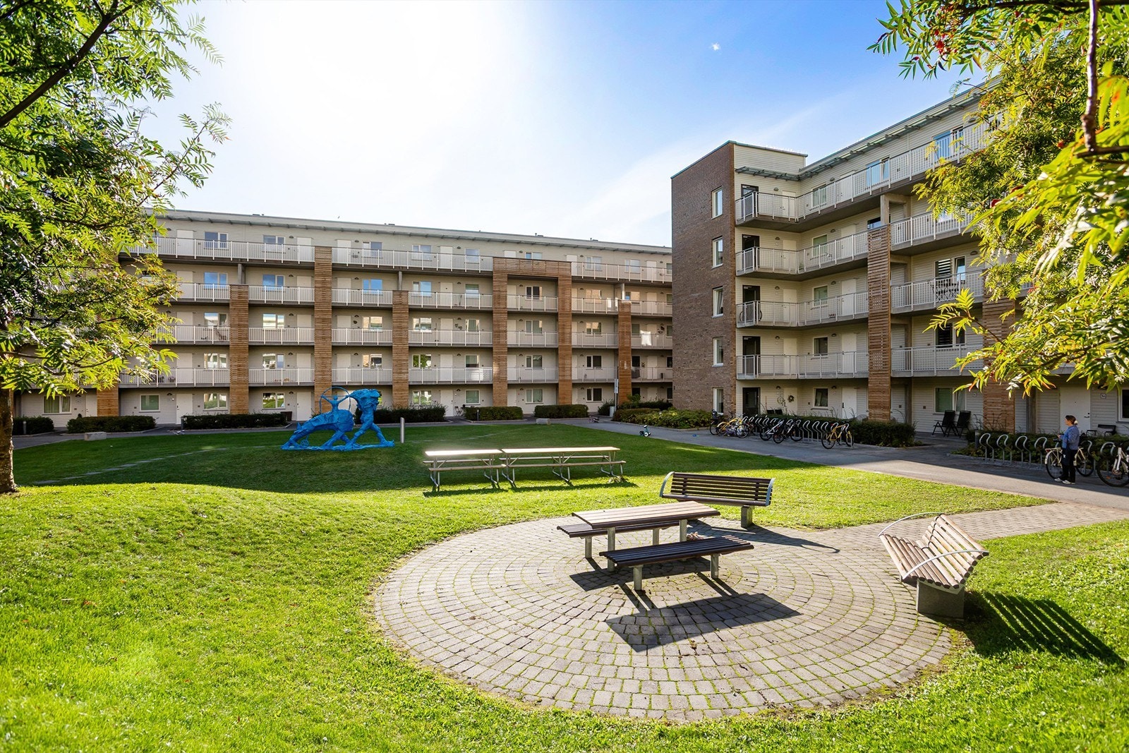 Solrikt gårdstun med sittegrupper og lekeplass Galleribilde