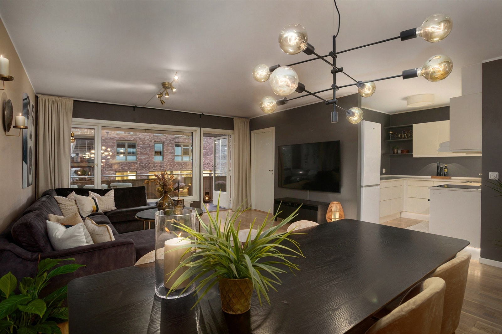 Stue med delvis åpen kjøkkenløsning. Legg merke til at veggen bak tv'n er forlenget Galleribilde