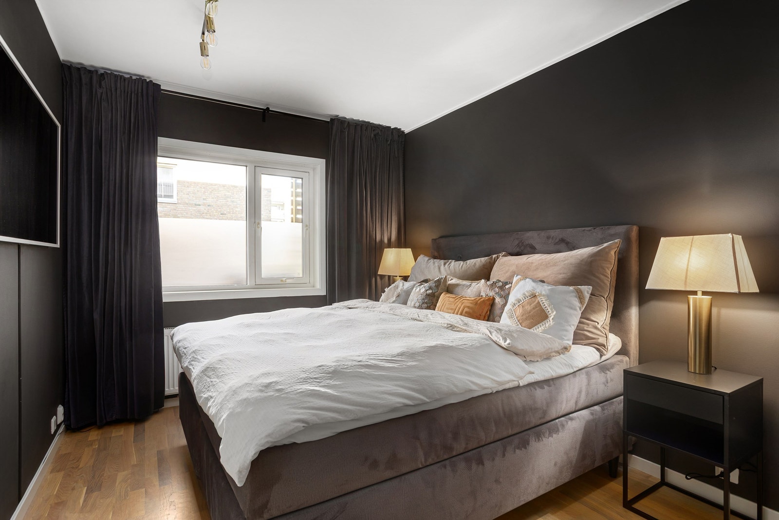 Soverommet har god plass til dobbeltseng med tilhørende nattbord Galleribilde