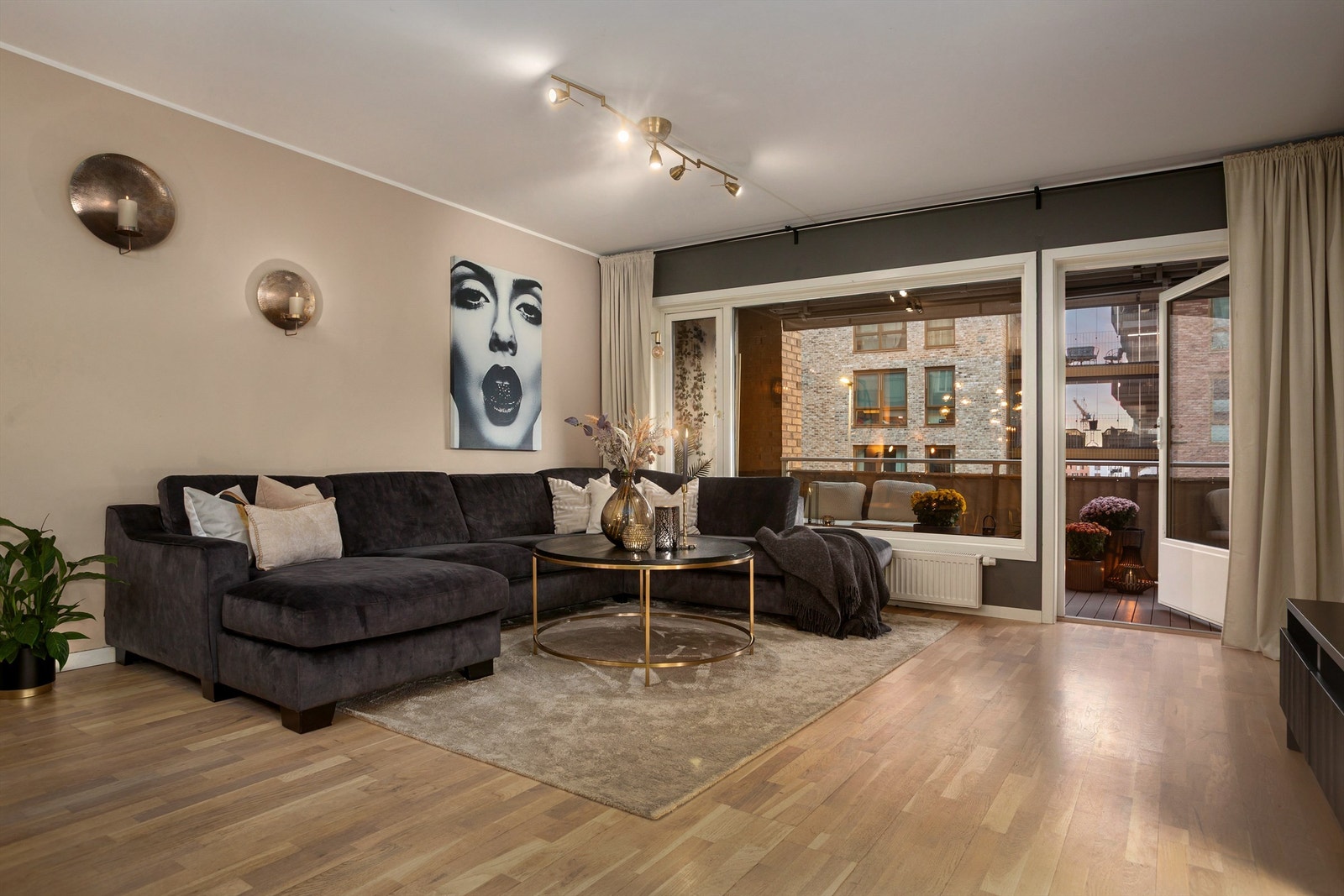 Her får du plass til stor sofa med sjeselong-del Galleribilde