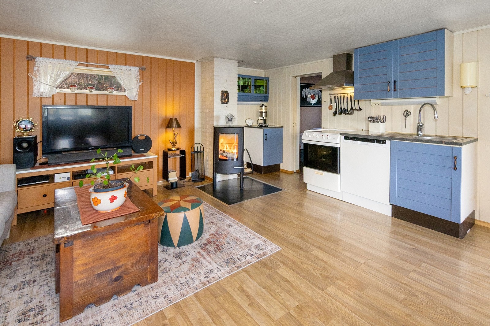 Pent og praktisk kjøkken med hvitevarer Galleribilde