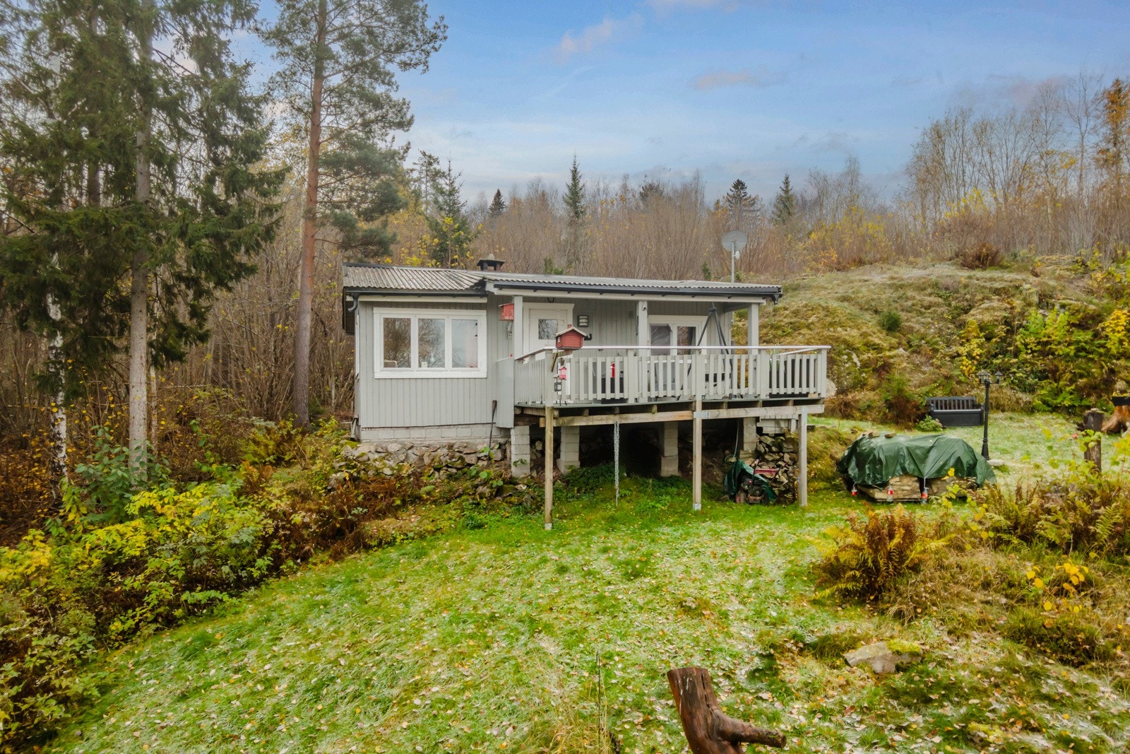 Innholdsrik hytte med gode solforhold og utsikt til Norsjø Galleribilde