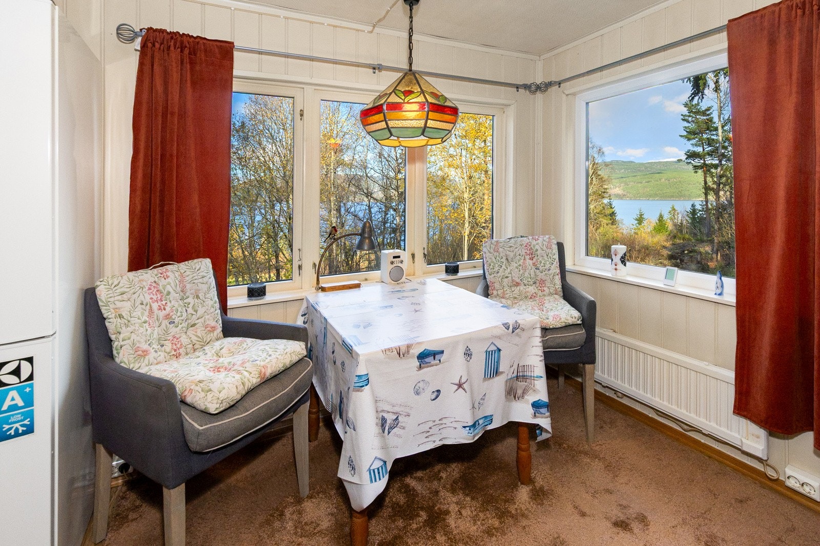 Spisestue i åpen kjøkkenløsnig. Her har man plass til familie og venner Galleribilde