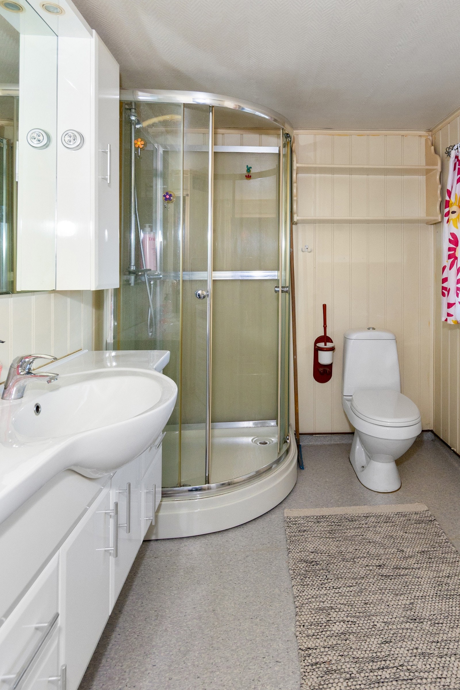 Baderom med gulvstående toalett og dusjkabinett. Galleribilde