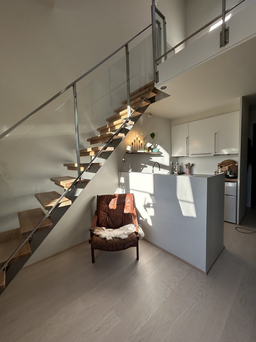 Står et lite spisebord til 2 personer her nå. Kan møbleres om. Galleribilde