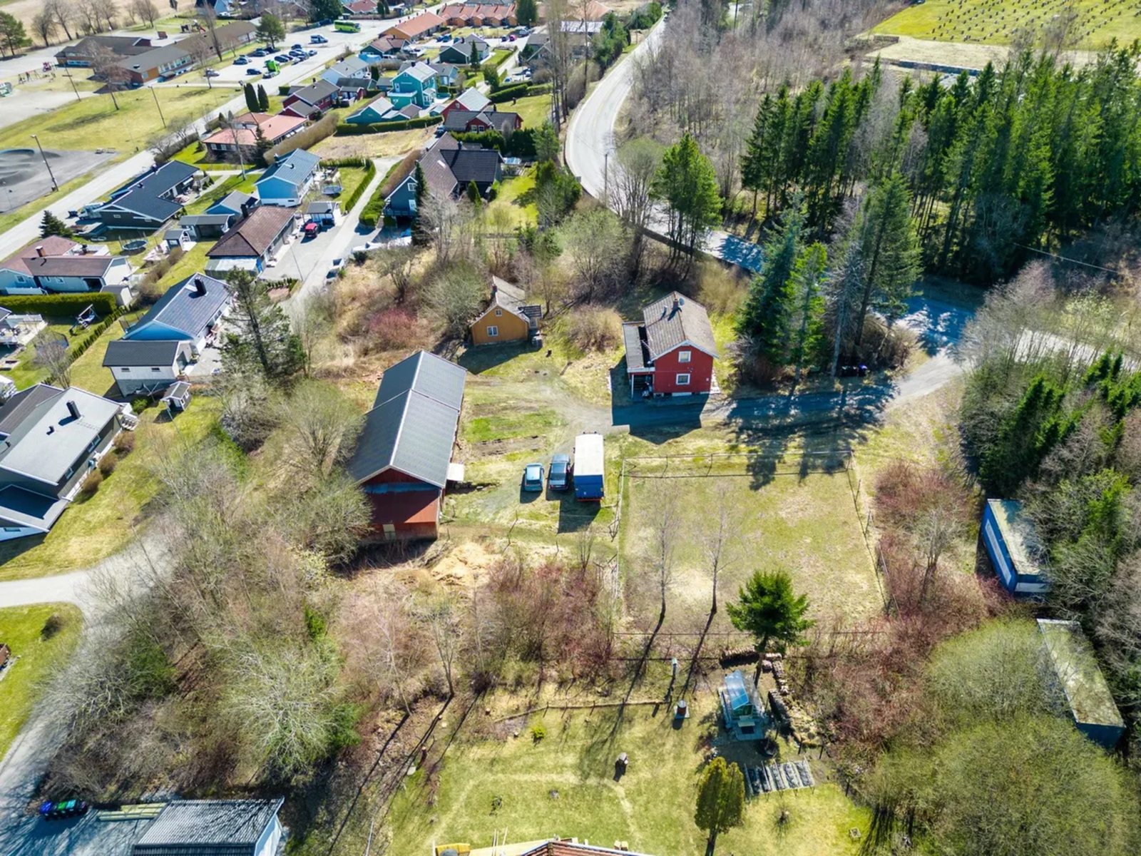 Eiendommen er bebygd med våningshus, låve og "gamlestua". Galleribilde