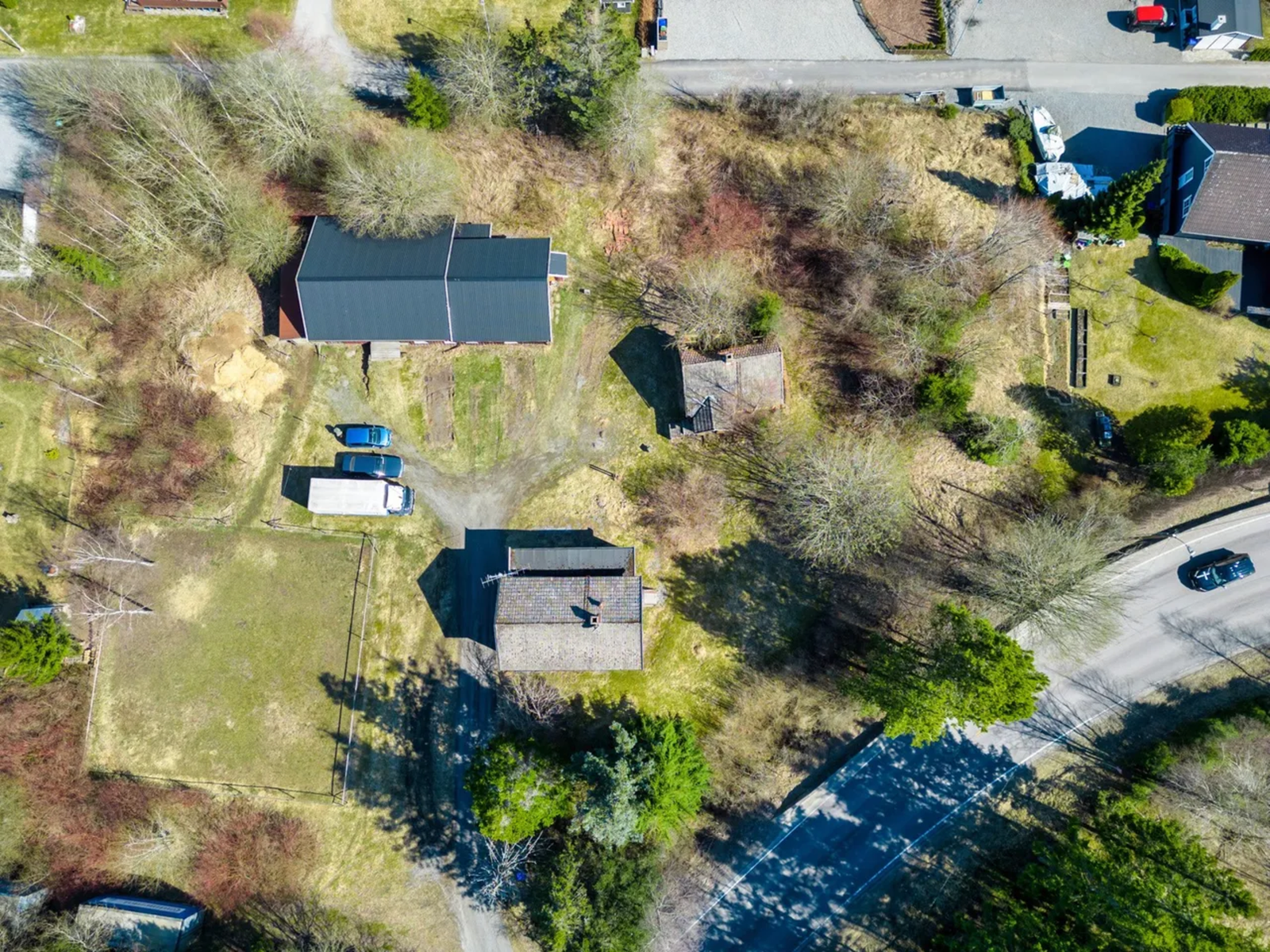 Eiendommen har direkte avkjøring fra Riksvei 22. Galleribilde