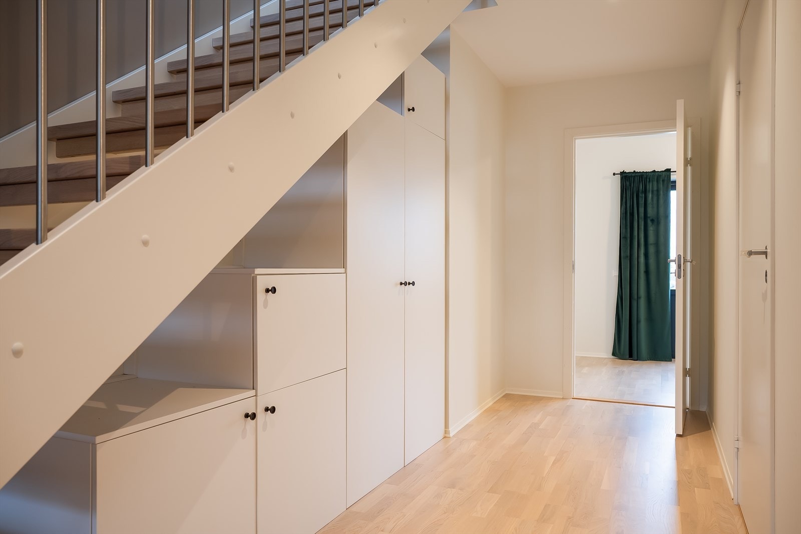 Under trappen er det gode muligheter for oppbevaring i en praktisk garderobeløsning. Galleribilde