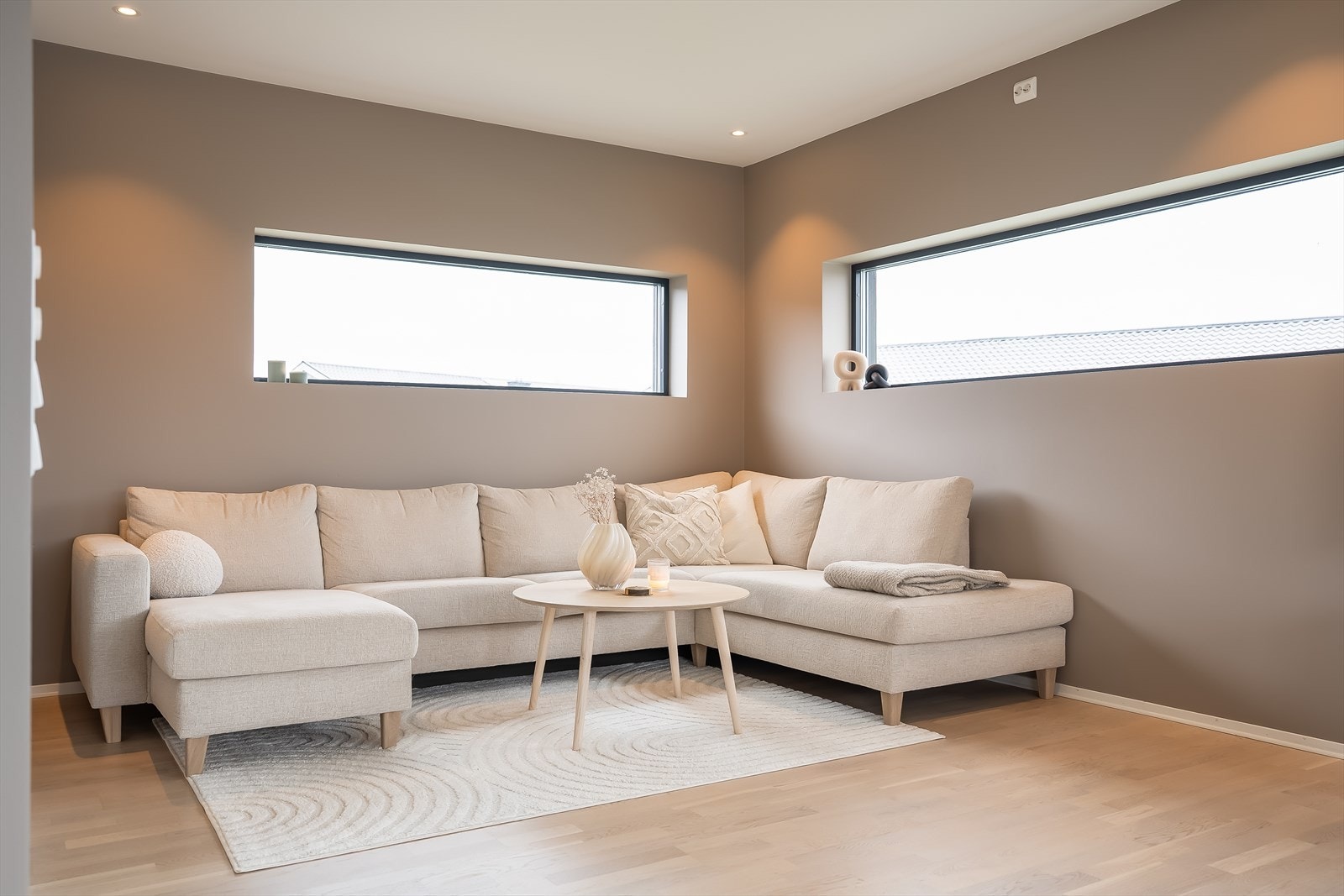 Her får du en romslig og åpen stue/kjøkken-løsning med god plass til både sofa- og sittegruppe. Galleribilde