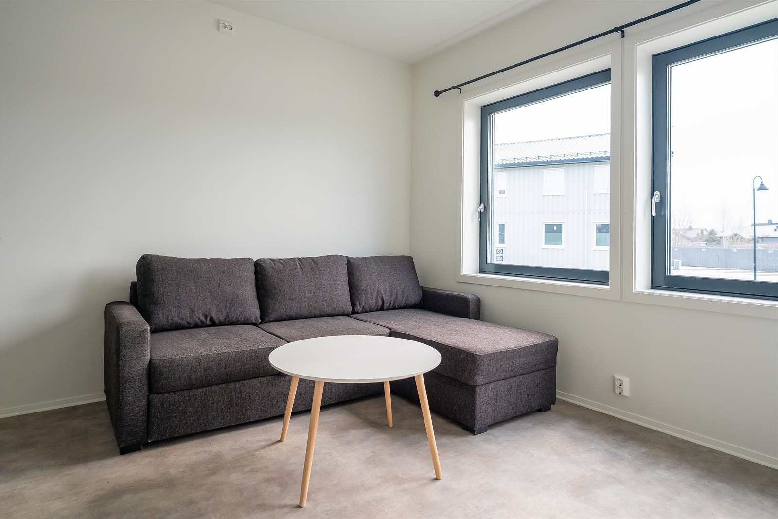 Her får du en fullverdig 2-roms leilighet med ett soverom, bad, samt en arealeffektiv og moderne stue- og kjøkkenløsning. Galleribilde