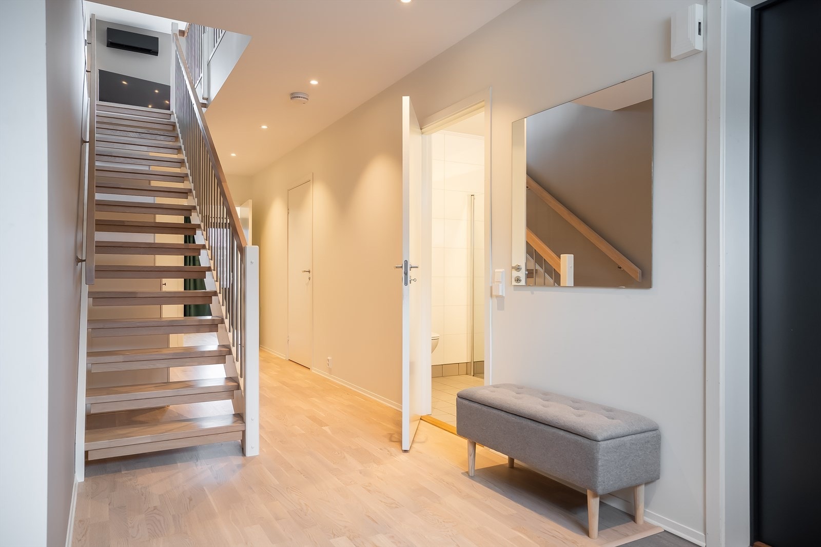 I 1. etasje blir man møtt av lys og romslig gang, som binder rommene sammen. Galleribilde