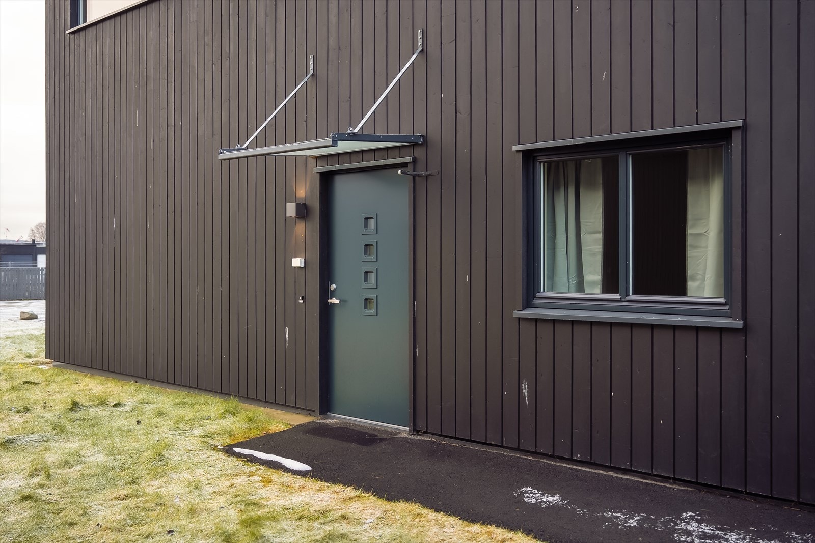 På sørsiden av boligen finner man inngangen til utleiedelen. Galleribilde