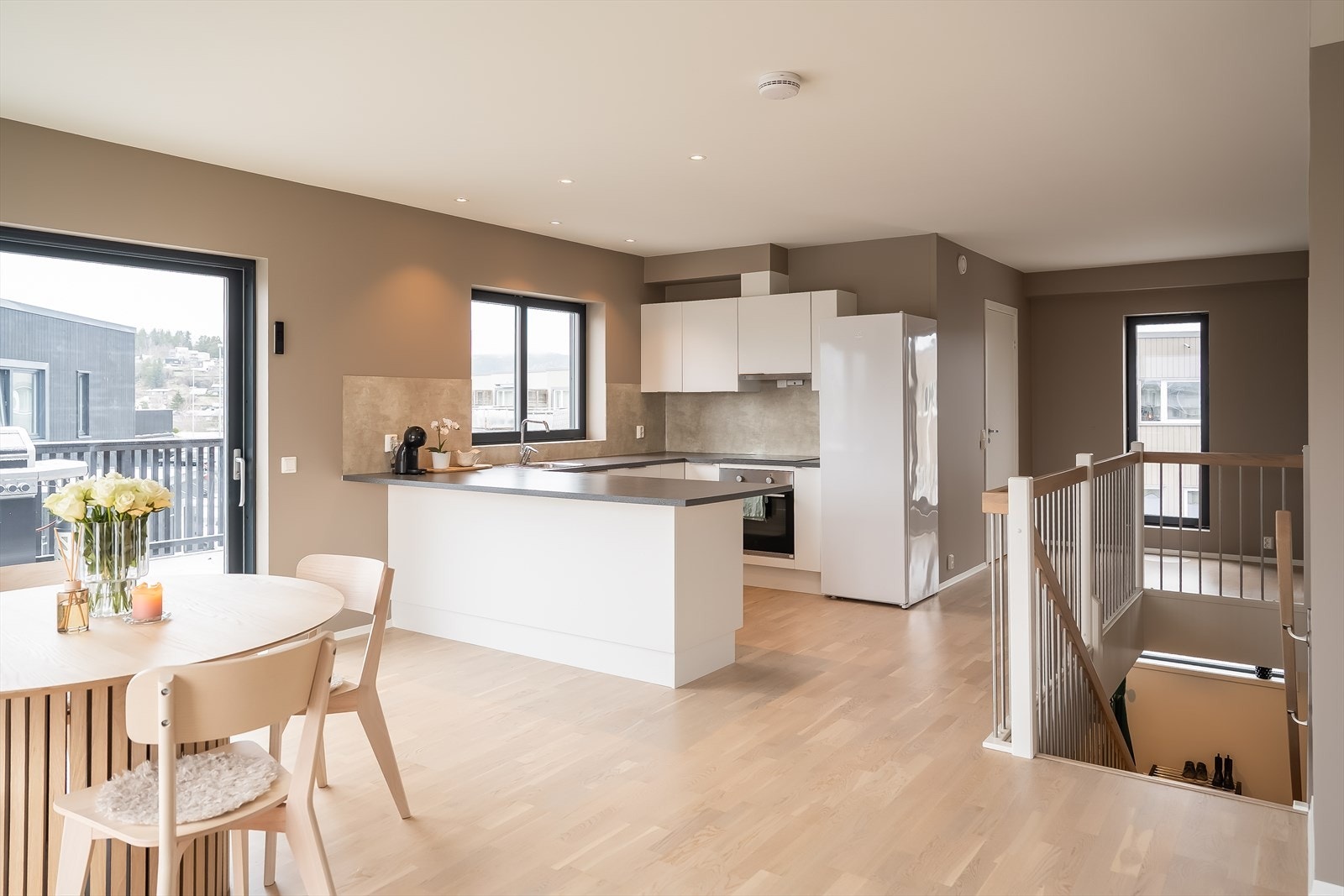 Her får du en svært god planløsning som skiller stue og kjøkken på en naturlig måte, uten at de er adskilt i hvert sitt rom. Spiseseksjonen finner sin naturlige plassering mellom kjøkken og stue. Galleribilde