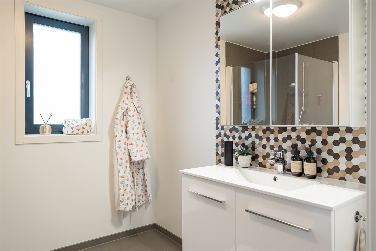 Badet har gode oppbevaringsmuligheter i servantskapet. Galleribilde