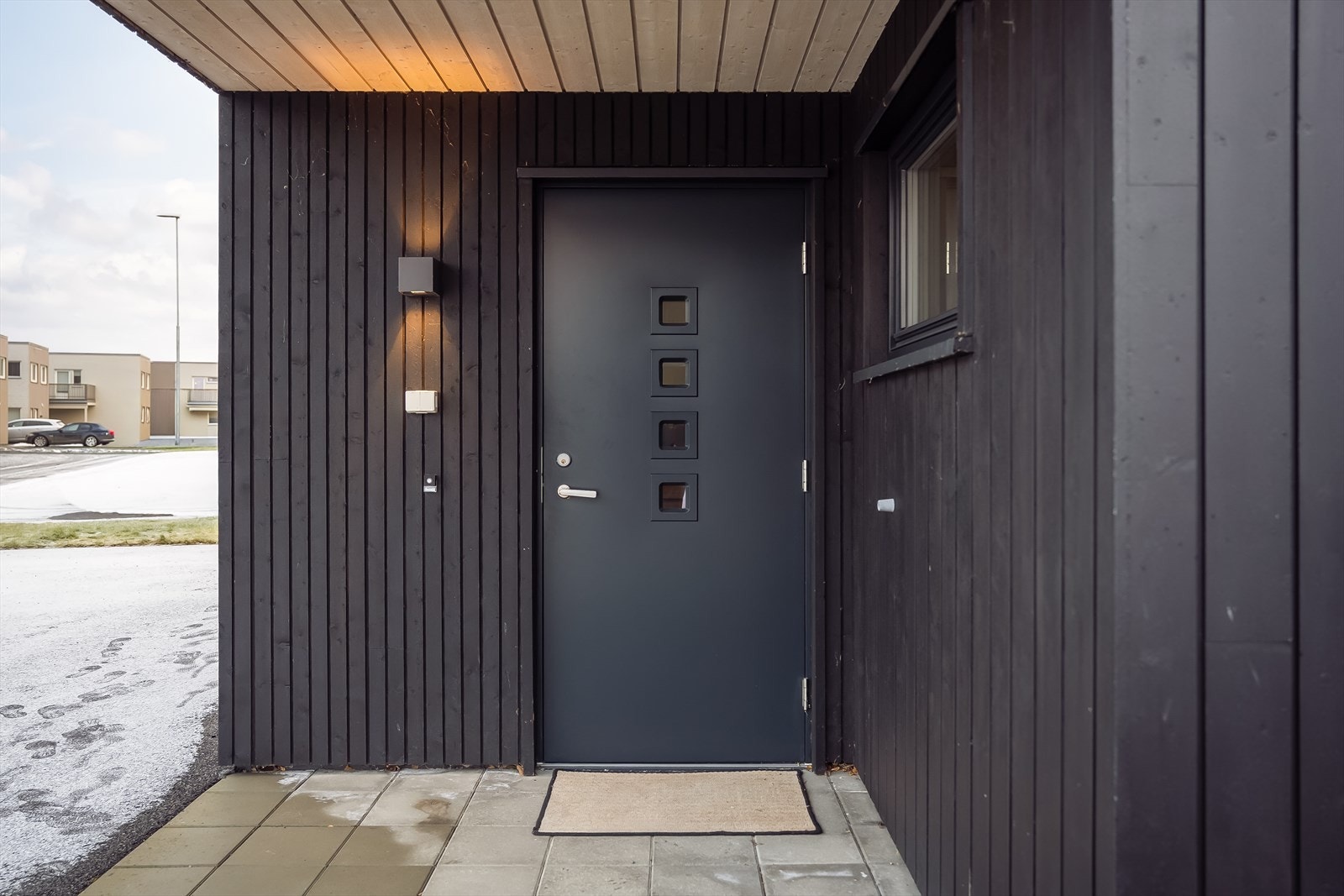 Boligen har to innganger, slik at utleiedelen og hoveddelen har hver sin separate adkomst. Galleribilde