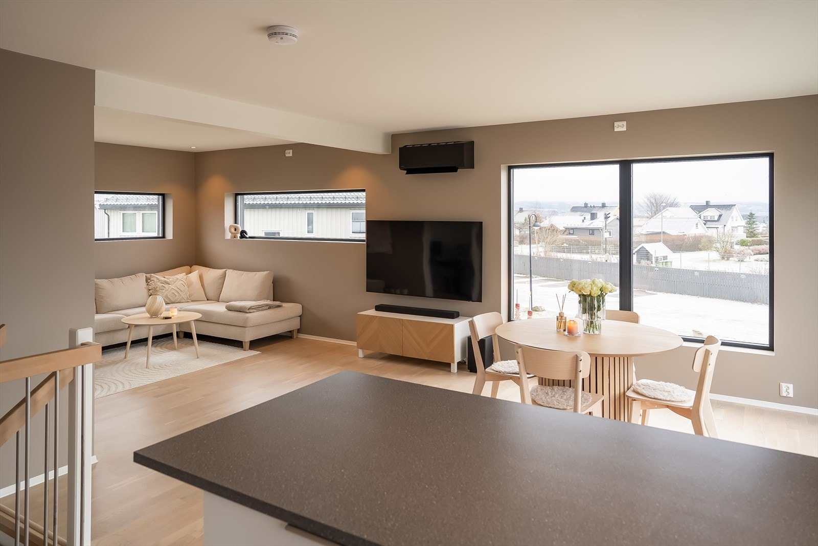 Boligen har et nøytralt men moderne fargevalg. Boligen har etablert varmepumpe som sikrer både energieffektiv og økonomisk oppvarming. Galleribilde