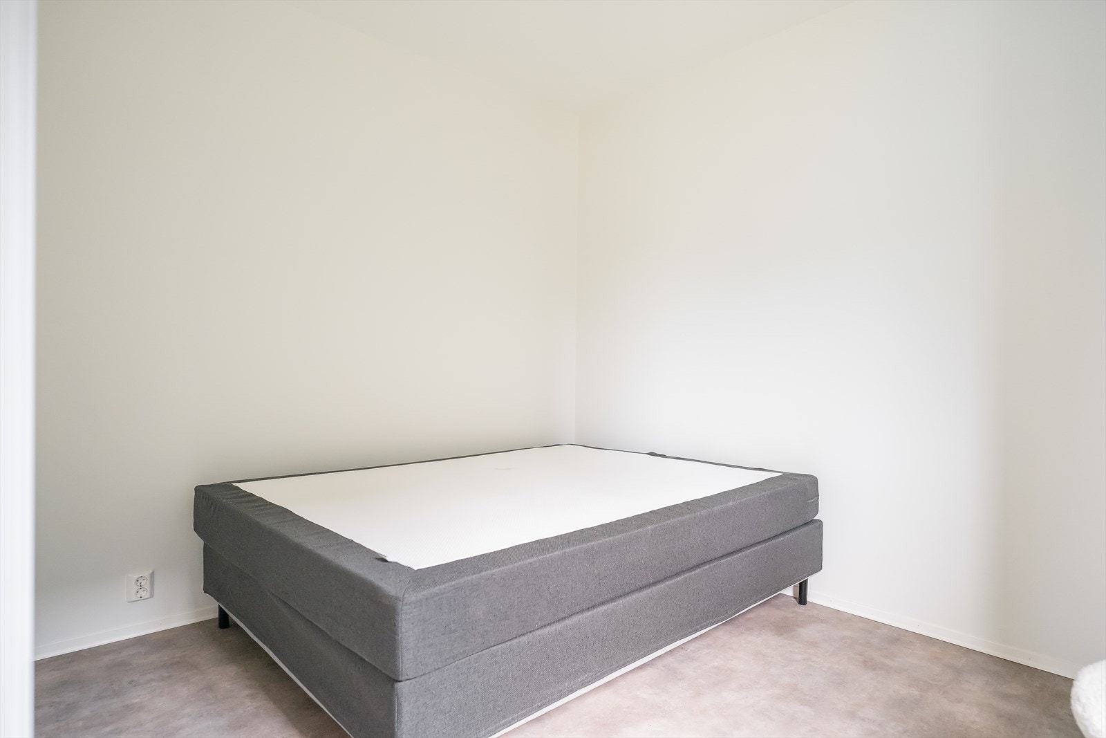 Soverommet er av god størrelse og her har man godt med plass til dobbeltseng, garderobe og skrivebord. Galleribilde