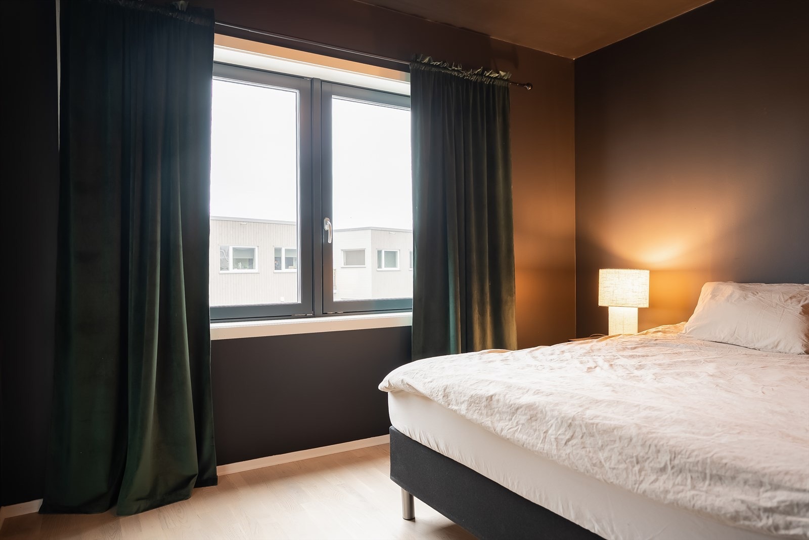 Rause vindusflater sørger for rikelig med naturlig lys. Galleribilde