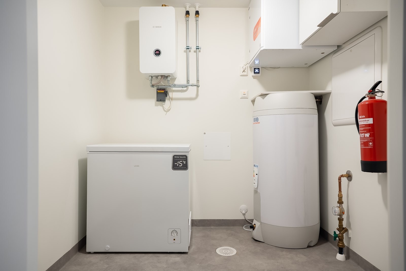 Vegg i vegg med badet finner du teknisk rom som også egner seg som innvendig bod. Galleribilde