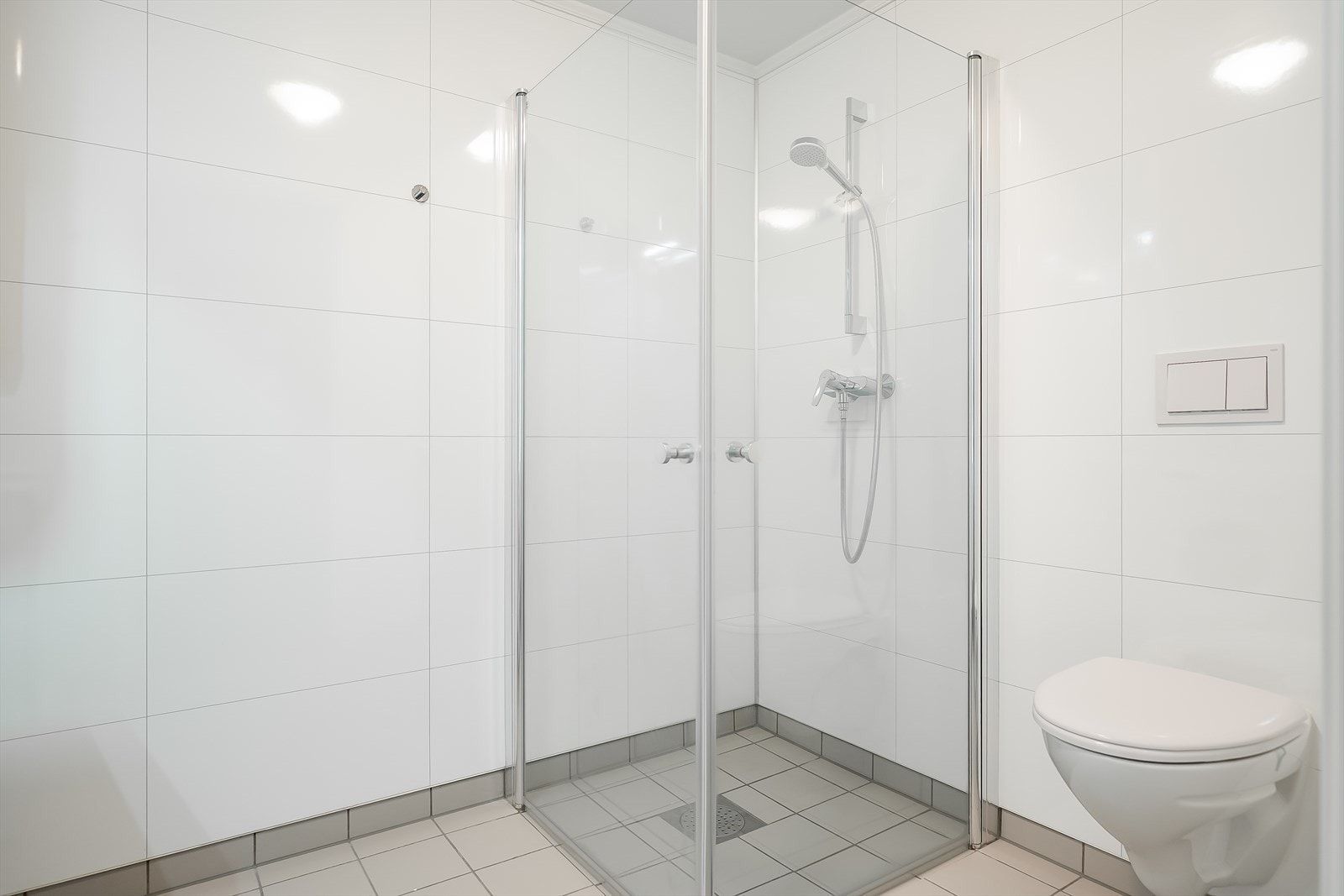 Pent og flislagte bad, med stilrent utrykk. Galleribilde