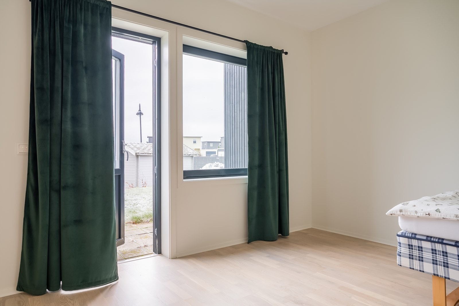 Fra soverommet er det direkte utgang til hagen. Galleribilde