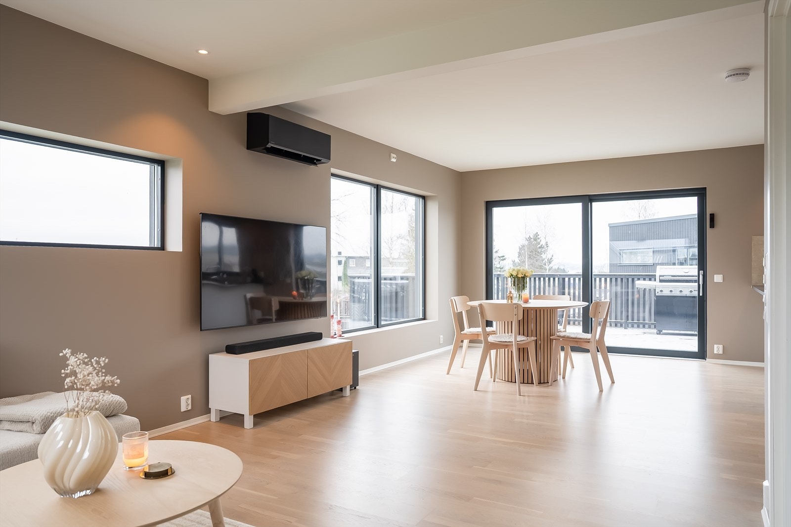 Med boligen får du også en stor veranda, samt egen garasje. Galleribilde