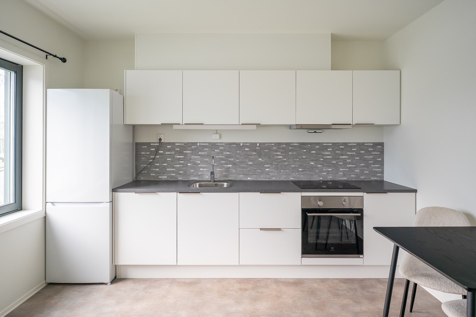 Stilrent og pent kjøkken med integrerte hvitevarer og godt med skap- og benkeplass. Galleribilde