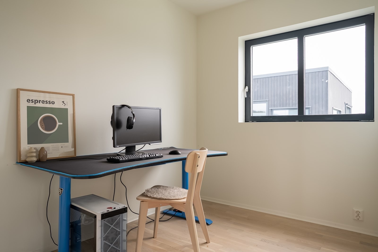 Dette soverom har direkte tilknytning til stuen og kan enkelt innredes som hjemmekontor eller gjesterom etter behov. Galleribilde